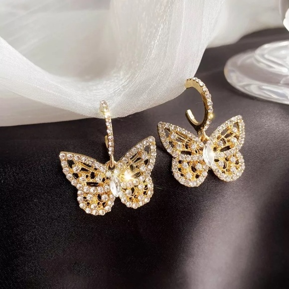Jewelry - Gold Tone Butterflies Earrings